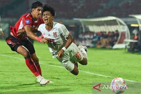 Berikut adalah judul alternatif untuk "Pemain Asing Liga 1 yang Dipanggil Timnas Negaranya pada Maret":

1. "Pemain Liga 1 Asing yang Dapat Kesempatan Bersama Timnas Bulan Maret"
2. "Panggilan Timnas: Pemain Asing Liga 1 yang Terpilih pada Maret"
3. "Maret Ini: Pemain Asing Liga 1 yang Memperkuat Timnas Negara Asal"
4. "Pemanggilan Timnas Maret: Siapa Saja Pemain Asing Liga 1 yang Terlibat?"
5. "Pemain Asing Liga 1 yang Menyusul Pascapanggilan Timnas di Bulan Maret" 

Silakan pilih salah satu judul atau gunakan sebagai inspirasi!