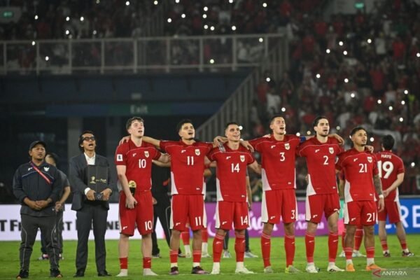 Berikut beberapa alternatif judul yang bisa digunakan untuk menggabungkan dua topik tersebut:

1. "PSSI Panggil 32 Pemain: Sorotan Kunjungan Prabowo ke Thailand"
2. "Dari PSSI yang Panggil 32 Pemain hingga Kunjungan Prabowo ke Thailand"
3. "PSSI dan Kunjungan Prabowo ke Thailand: Berita Terpopuler Hari Ini"
4. "32 Pemain PSSI Dipanggil: Apa Hubungannya dengan Kunjungan Prabowo ke Thailand?"
5. "Panggilan PSSI untuk 32 Pemain dan Kunjungan Prabowo yang Menggugah di Thailand"
6. "Berita Terkini: PSSI Pelajari 32 Pemain Serta Kunjungan Prabowo ke Thailand"

Silahkan pilih atau modifikasi sesuai kebutuhan!
