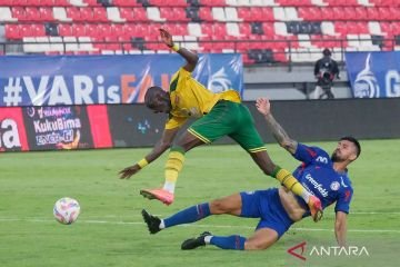 Pertandingan Sengit Arema vs Persebaya Berakhir Imbang 1-1