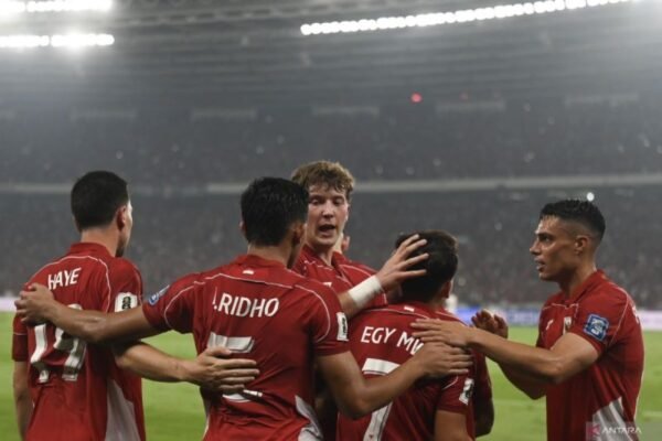 Berikut beberapa alternatif judul untuk "Rizky Ridho Ajak Indonesia Rayakan Bersama Kemenangan atas China":

1. "Rizky Ridho Undang Indonesia Bergembira Rayakan Kemenangan Melawan China"
2. "Bersama Rizky Ridho, Indonesia Rayakan Kemenangan Menghadapi China"
3. "Kemenangan atas China: Rizky Ridho Ajak Rakyat Indonesia Merayakan"
4. "Rizky Ridho: Mari Rayakan Kemenangan Indonesia atas China!"
5. "Rizky Ridho Serukan Perayaan Kemenangan Indonesia atas China"

Semoga salah satu judul di atas sesuai dengan yang Anda inginkan!