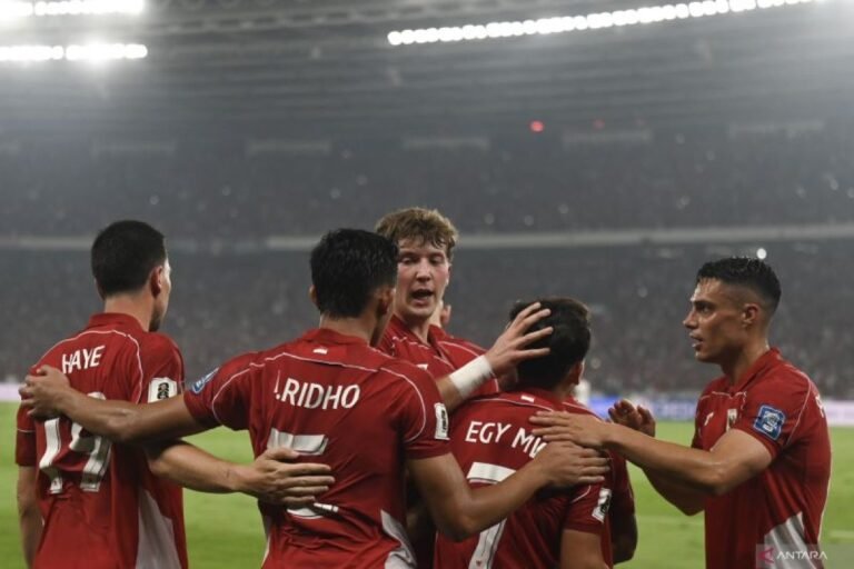 Berikut beberapa alternatif judul untuk "Rizky Ridho Ajak Indonesia Rayakan Bersama Kemenangan atas China":

1. "Rizky Ridho Undang Indonesia Bergembira Rayakan Kemenangan Melawan China"
2. "Bersama Rizky Ridho, Indonesia Rayakan Kemenangan Menghadapi China"
3. "Kemenangan atas China: Rizky Ridho Ajak Rakyat Indonesia Merayakan"
4. "Rizky Ridho: Mari Rayakan Kemenangan Indonesia atas China!"
5. "Rizky Ridho Serukan Perayaan Kemenangan Indonesia atas China"

Semoga salah satu judul di atas sesuai dengan yang Anda inginkan!