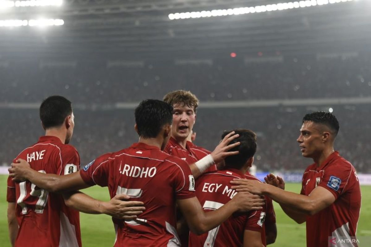 Berikut beberapa alternatif judul untuk "Rizky Ridho Ajak Indonesia Rayakan Bersama Kemenangan atas China":

1. "Rizky Ridho Undang Indonesia Bergembira Rayakan Kemenangan Melawan China"
2. "Bersama Rizky Ridho, Indonesia Rayakan Kemenangan Menghadapi China"
3. "Kemenangan atas China: Rizky Ridho Ajak Rakyat Indonesia Merayakan"
4. "Rizky Ridho: Mari Rayakan Kemenangan Indonesia atas China!"
5. "Rizky Ridho Serukan Perayaan Kemenangan Indonesia atas China"

Semoga salah satu judul di atas sesuai dengan yang Anda inginkan!