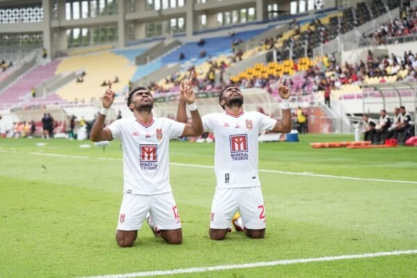 Sayuri Bersaudara Dipanggil Timnas untuk Kualifikasi Piala Dunia" 

alternatifnya bisa jadi:
"Sayuri Bersaudara Terpilih Memperkuat Timnas di Kualifikasi Piala Dunia