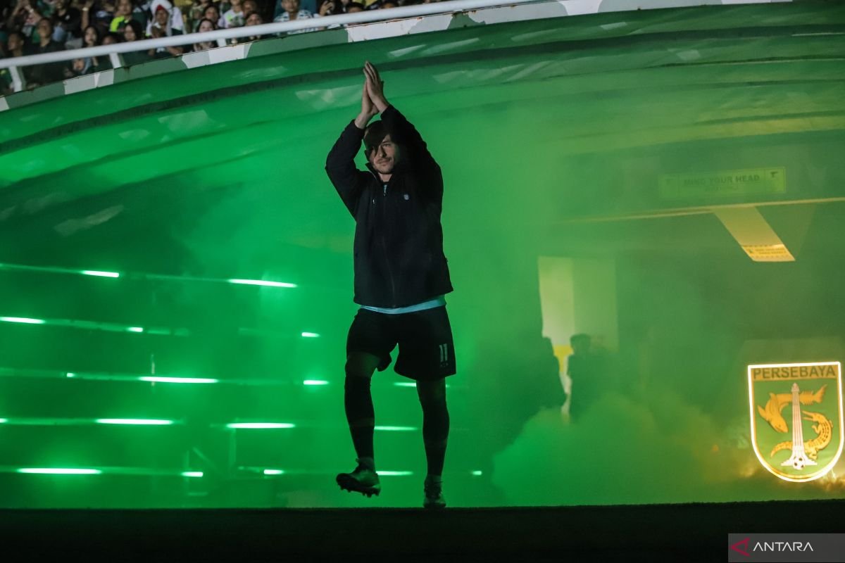 Berikut beberapa alternatif judul untuk acara "Team Launching Game" Persebaya yang memperkenalkan pemain:

1. "Peluncuran Tim Persebaya: Kenalan dengan Bintang-bintang Baru!"
2. "Persebaya Unveils: Kenali Pemain Tim di Acara Peluncuran!"
3. "Acara Perkenalan Pemain Persebaya: Sambut Tim Baru di 'Team Launching Game'"
4. "Persebaya Perkenalkan Pemain: Momen Spesial di 'Team Launching Game'"
5. "Team Launching Persebaya: Kenal Lebih Dekat dengan Para Pahlawan Hijau"
6. "Persebaya: Menghadirkan Pemain Baru dalam Acara 'Team Launching Game'"
7. "Momen Spesial: Peluncuran Tim dan Perkenalan Pemain Persebaya!"
8. "Ayo Kenali! Persebaya Gelar 'Team Launching Game' untuk Perkenalan Pemain"

Semoga alternatif judul-judul tersebut bermanfaat!