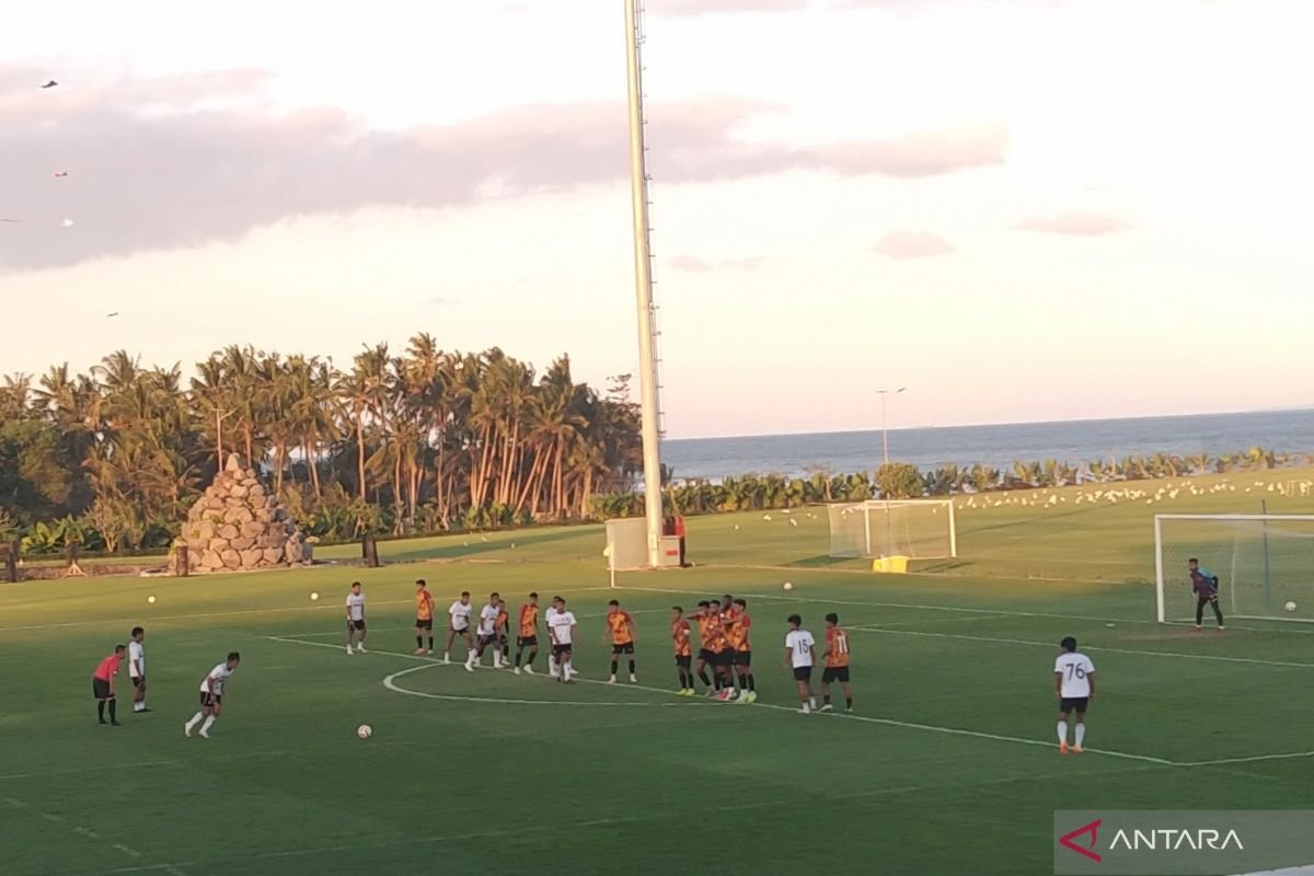 Berikut beberapa alternatif judul untuk laga persahabatan antara Bali United dan Bhayangkara Presisi Lampung:

1. "Bali United Menghadapi Bhayangkara Presisi Lampung dalam Pertandingan Persahabatan"
2. "Pertarungan Persahabatan: Bali United vs Bhayangkara Presisi Lampung"
3. "Bali United Jalani Laga Uji Coba Melawan Bhayangkara Presisi Lampung"
4. "Duel Persahabatan: Bali United Berhadapan dengan Bhayangkara Presisi Lampung"
5. "Bali United Siap Tampil di Laga Persahabatan Melawan Bhayangkara Presisi Lampung"

Silakan pilih atau modifikasi sesuai kebutuhan!