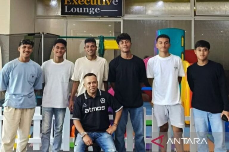 Berikut adalah beberapa alternatif judul untuk "Malut United panggil tujuh pemain muda asal Malut":

1. "Malut United Rekrut Tujuh Talenta Muda dari Malut"
2. "Tujuh Pemain Muda Malut Dipanggil Malut United"
3. "Malut United Seleksi Tujuh Bintang Muda dari Malut"
4. "Tujuh Pemain Muda asal Malut Diberi Kesempatan oleh Malut United"
5. "Malut United Tunjuk Tujuh Bintang Muda untuk Bergabung"
6. "Malut United Menggandeng Tujuh Pemain Muda Asli Malut"
7. "Pemuda Malut Bersinar: Malut United Panggil Tujuh Pemain Muda"

Semoga judul-judul ini dapat memberikan inspirasi!