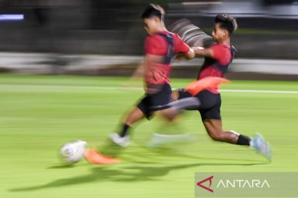 Tentu! Berikut adalah beberapa alternatif judul berdasarkan tema optimisme Hokky Caraka terhadap Timnas U-23 Indonesia:

1. "Hokky Caraka Yakin Timnas U-23 Indonesia Bisa Capai Semifinal"
2. "Optimisme Hokky Caraka: Timnas U-23 Indonesia Menuju Semifinal!"
3. "Percaya Diri! Hokky Caraka Ingin Timnas U-23 Indonesia Menembus Babak Semifinal"
4. "Hokky Caraka Targetkan Semifinal untuk Timnas U-23 Indonesia"
5. "Semangat Hokky Caraka: Timnas U-23 Indonesia Siap Hadapi Tantangan Semifinal"

Silakan pilih atau kembangkan sesuai kebutuhan!